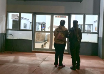 Arrestan a joven acusada de atacar a golpes e intentar asfixiar a su ex