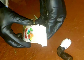 Tiró un paquete durante un control y encontraron 20 dosis de cocaína