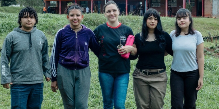 ORGULLO. La docente Gabriela Büttner junto a los alumnos.