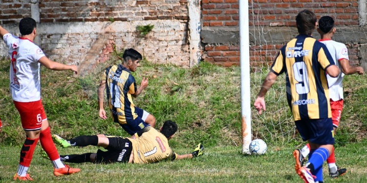 NO ALCANZÓ. Nicolás Golomba (9) abrió la cuenta para Mitre, pero el Globo lo empató con un gol de tiro libre.