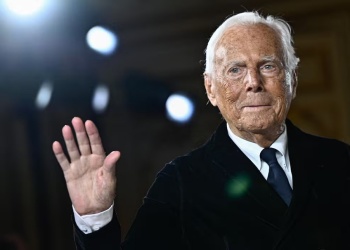 El diseñador de moda italiano Giorgio Armani vestido de negro en una pasarela de moda.