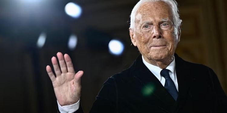 El diseñador de moda italiano Giorgio Armani vestido de negro en una pasarela de moda.