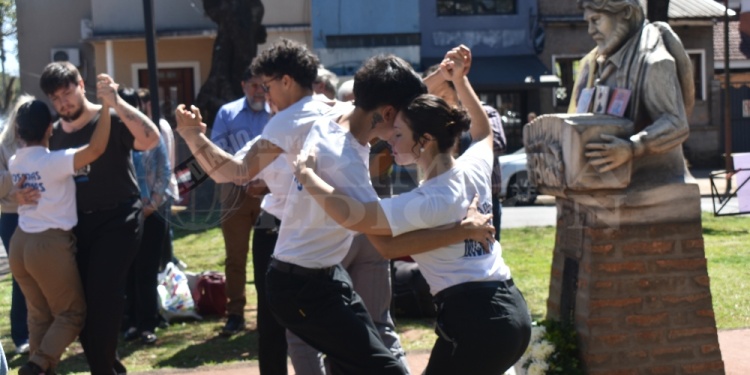 CELEBRANDO 90 AÑOS DE BLAS MARTÍNEZ RIERA. Frente a su busto, Posadas rindió homenaje a la memoria de “Blasito”. La música, la danza y la poesía fueron protagonistas en el centro de la capital misionera.