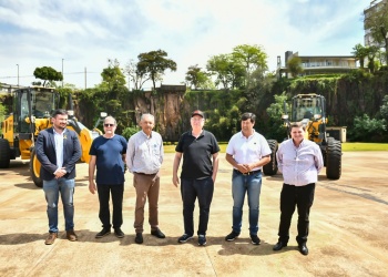 Passalacqua entregó motoniveladoras a municipios para reforzar caminos rurales