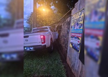 Una camioneta chocó contra el muro de una vivienda en Posadas