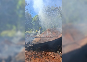 Un horno de barro originó un incendio y destruyó un galpón en Eldorado