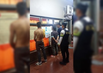 Se agarraron a golpes en plena avenida, frenaron el tránsito y terminaron detenidos