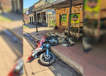 Un trabajador de una verdulería fue embestido por una moto en Wanda