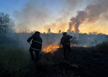 Incendio en Campo San Juan ya afectó unas 25 hectáreas y todavía mantiene un frente activo