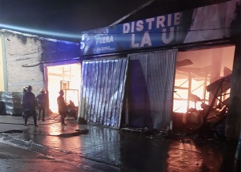 Más de tres horas de trabajo para controlar un incendio en una distribuidora de San Ignacio