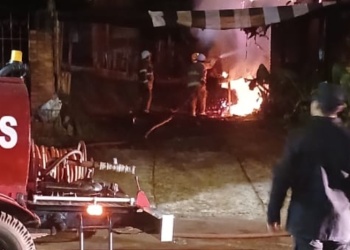 Cuatro personas salieron ilesas de un incendio que destruyó una vivienda en Wanda