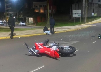 Joven despistó con su moto y chocó contra un auto en Posadas