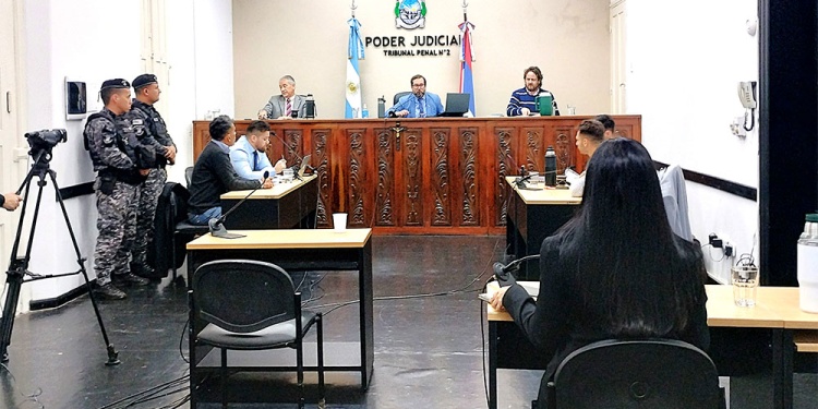 APERTURA DE DEBATE. La sala de audiencia de calle Santa Fe 1472 con el tribunal presidido por Martín Alejandro Rau y los vocales César Antonio Yaya y Augusto Gregorio Busse.