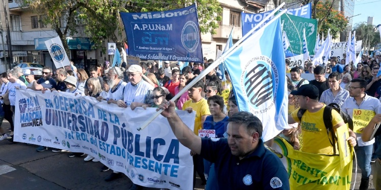 HORAS CLAVE. El último paro convocó a personal docente y no docente.