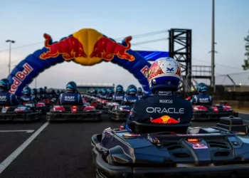 Max Verstappen arrasó en Silverstone: venció a 100 rivales en una carrera de karting