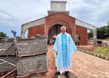 Fieles de San Pantaleón despiden a sacerdote que regresa a Paraguay
