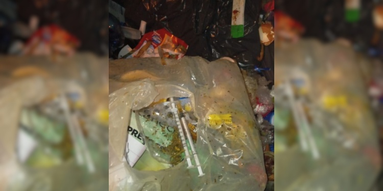PELIGROSAS. Las jeringas le provocaron un profundo corte al operario que retiró la bolsa de residuo en el barrio Los Lapachos.