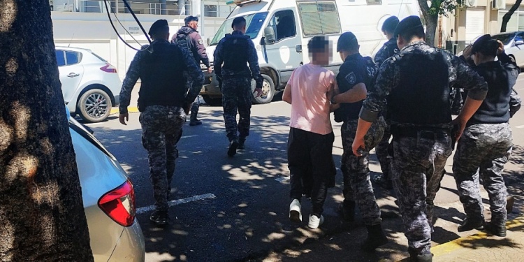 DE REGRESO. El remisero vuelve esposado hacia el patrullero del Servicio Penitenciario Provincial a iniciar la ejecución de su condena mientras tanto, la Justicia investiga a su abogado.