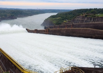 La represa Itaipú abrió compuertas y crece el río Paraná: ¿Misiones corre riesgos?