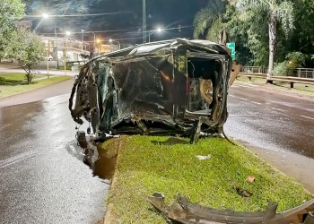 Dos hombres salieron despedidos de un auto tras chocar contra un guardarraíl