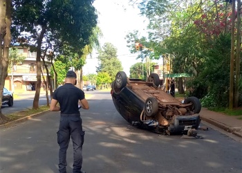 Posadas: perdió el control de su camioneta, volcó y salió ileso