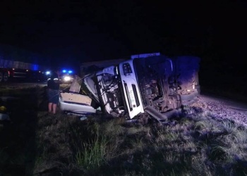 Un camionero misionero despistó y volcó sobre la Ruta 14 en Corrientes