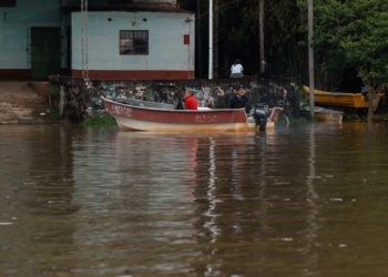 La crecida del Paraná inundó el 60% de San Antonio Apipé y amenaza la temporada turística