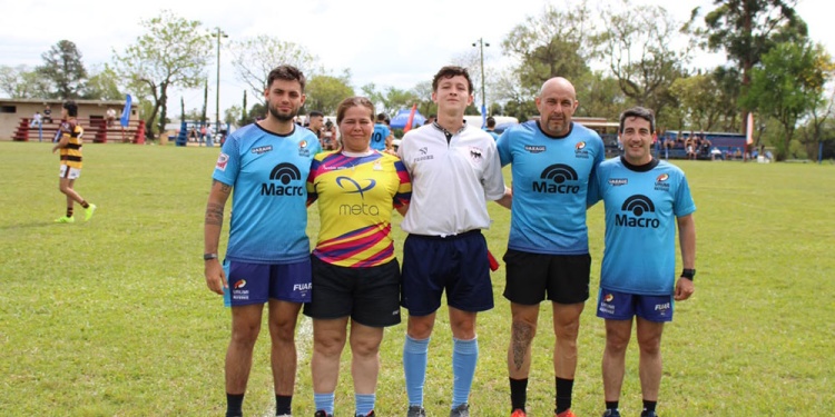 HAY EQUIPO. Escalante (quinto, desde la izquierda) es director de la Escuela.