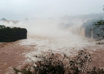 Cerraron Cataratas del Iguazú por la crecida imponente del río