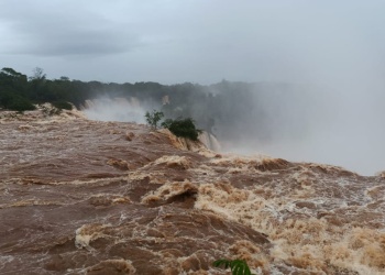 Cerraron Cataratas del Iguazú por la crecida imponente del río