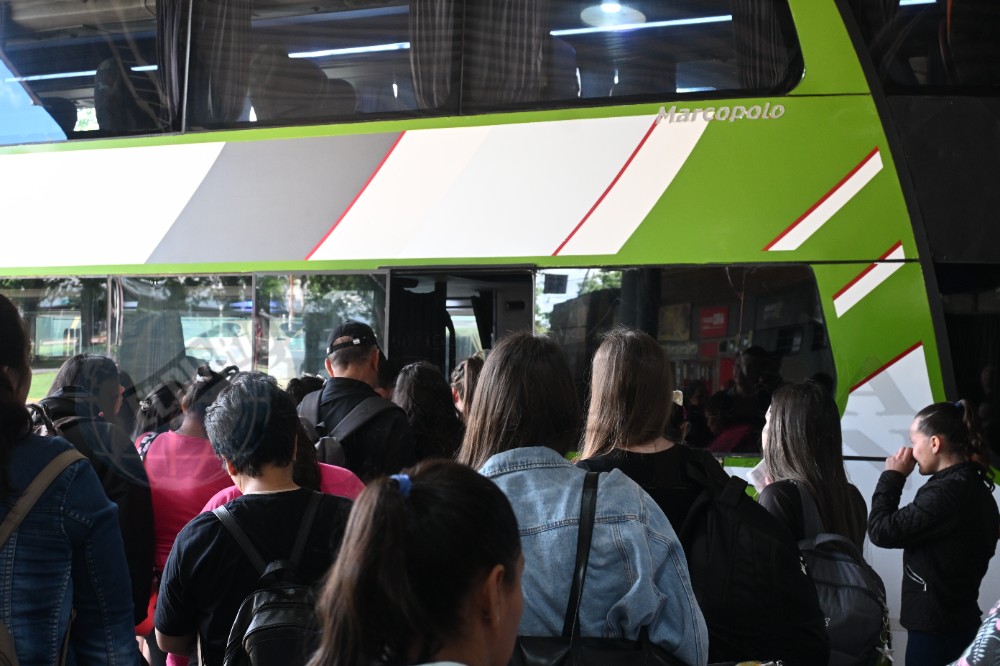 Estudiantes esperando el colectivo