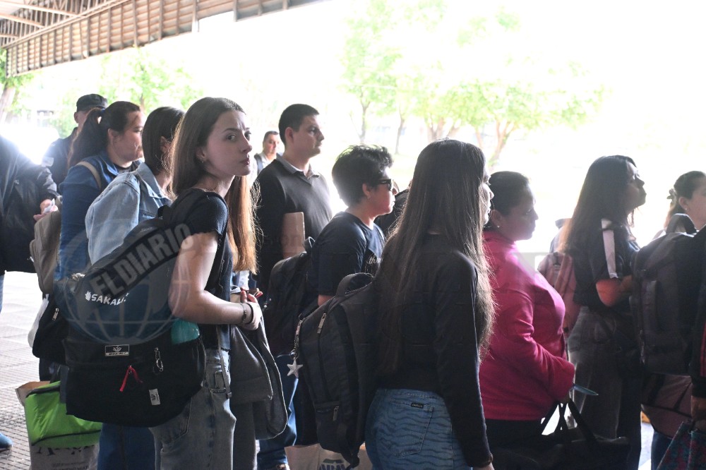 Estudiantes en la Terminal de Ómnibus de Posadas