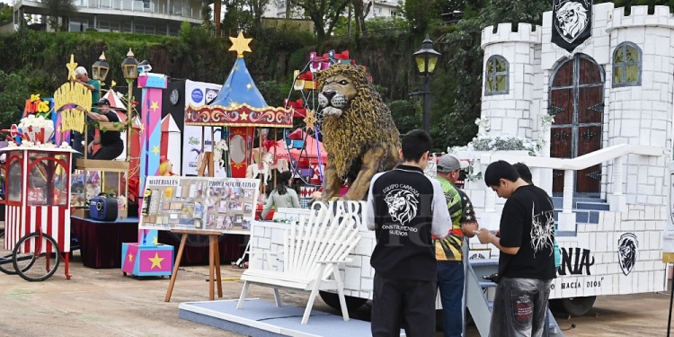 CREATIVIDAD ESTUDIANTIL. Los colegios posadeños exhibieron sus carrozas artísticas e ingeniosas en la Cascada de la costanera, con propuestas que reflejaron meses de trabajo, imaginación y dedicación.