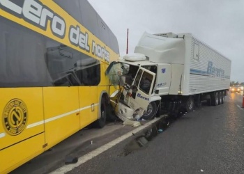 Choque múltiple en la ruta 9: camión impactó contra un colectivo y una camioneta de Crucero del Norte
