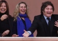 Milei hizo el gesto viral “six seven” con su Gabinete en el balcón de la Casa Rosada