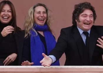 Milei hizo el gesto viral “six seven” con su Gabinete en el balcón de la Casa Rosada