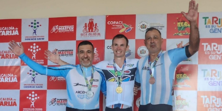 ALEGRIA CON SABOR A MISIONES. Nazareno Yeri (primero de la derecha celebra una de sus cuatro medallas logradas en Bolivia con la selección Argentina de Ciclismo.
