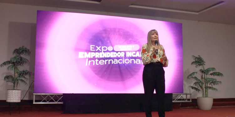 CONSTANCIA Y COMPROMISO. En la imagen se observa a la rectora y líder mentor del INCADE, Silvia Cabrera.