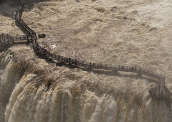 Crecida del río Iguazú: cierran temporalmente la pasarela de las Cataratas del lado brasileño