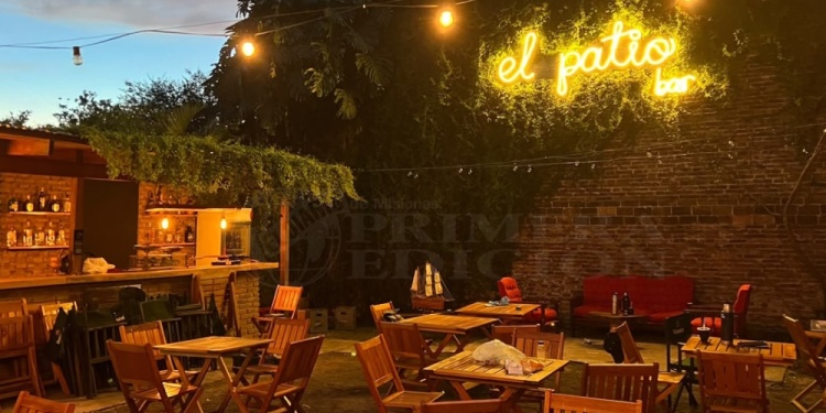 CRECE. Nuevos emprendimientos gastronómicos y otros remozados muestra Apóstoles en su zona céntrica, de cara al verano.
