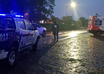 Buscan a familiares de un adulto mayor que dormía bajo la lluvia en San Vicente