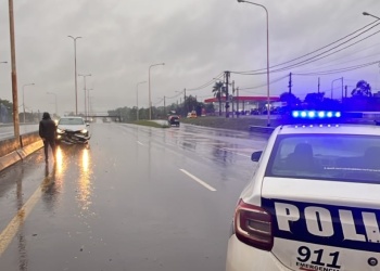 Por un charco de agua, perdió el control de auto y despistó sobre la ruta 12 en Garupá