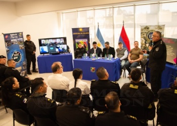 La Policía de Misiones releva a familias que podrían quedar aisladas ante nuevas inundaciones