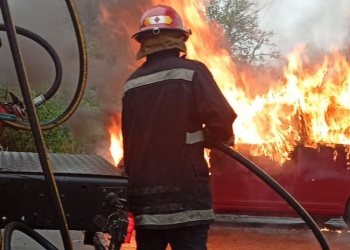 Posadas: auto con patente paraguaya se incendió en la vía pública y quedó destruido