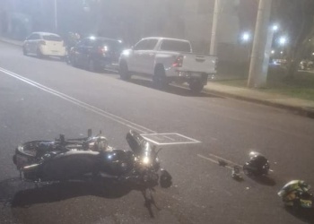 Hospitalizaron a un joven de 19 años en Posadas tras choque entre un auto y una moto