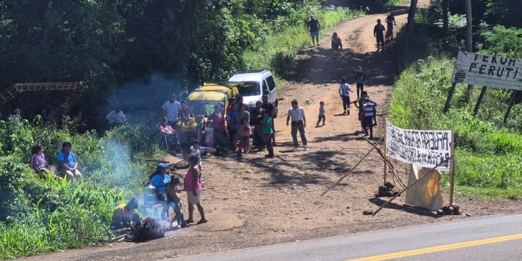 INGRESO A PERUTÍ. Comunidades cortaron la ruta nacional 12 en la mañana de ayer, a la altura de El Alcázar.
