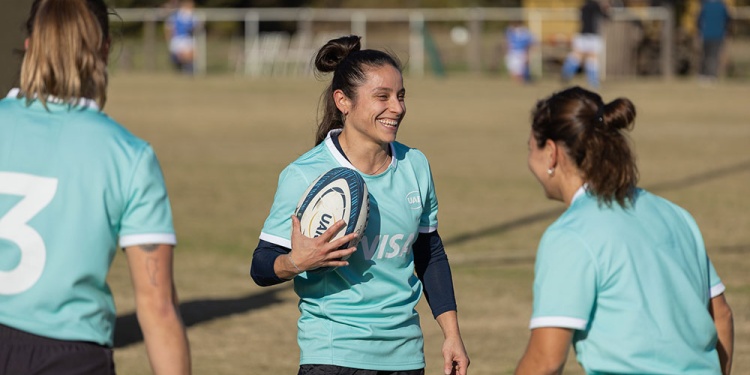 REFERENTE. La misionera Paula Pedrozo (con la ovalada) es la capitana del seleccionado argentino femenino.