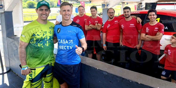 ADENTRO. Okulovich y el “Tanito” Pernía, líder del campeonato, ayer en boxes. El obereño comparte equipo con el tandilense.