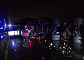 Un camión cargado con perfumes volcó sobre la ruta 105 en Misiones