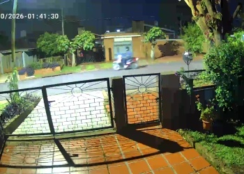 De madrugada y en moto: así operan los robacables en un barrio de Posadas